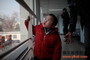 女童开胸照惹微博热议 目前已有人报案